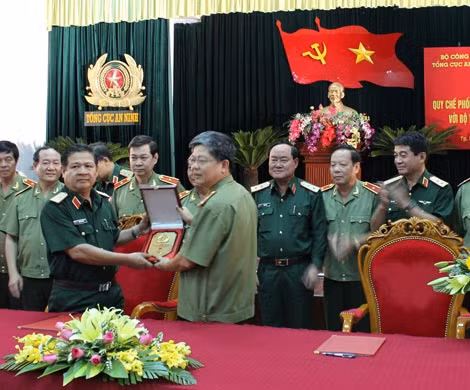 Lãnh đạo Bộ Tư lệnh Quân khu 7 và lãnh đạo Tổng cục An ninh trao tặng phẩm.