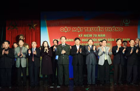 Đại tướng Trần Đại Quang, Ủy viên Bộ Chính trị, Bí thư Đảng ủy Công an Trung ương, Bộ trưởng Bộ Công an với các đại biểu tại buổi gặp mặt. (ảnh: Tiến Dũng)