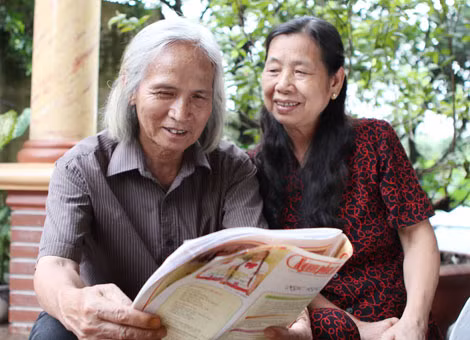 Nhà thơ Lê Hồng Thiện và vợ. Nhà thơ Lê Hồng Thiện và vợ.