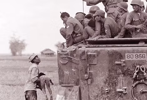 Ngày 19/3/1964, một người cha đau đớn ôm thi hài của con mình trong khi lính biệt kích Việt Nam Cộng hòa ngồi trên xe bọc thép nhìn xuống. Tấm ảnh này của Horst Faas nhận được giải Pulitzer cho ảnh năm 1965.