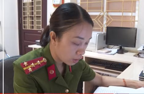 Đại úy Nguyễn Thu Hà nghiên cứu hồ sơ. Đại úy Nguyễn Thu Hà nghiên cứu hồ sơ.