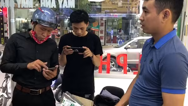 Nhân viên giao hàng không phải của GHN