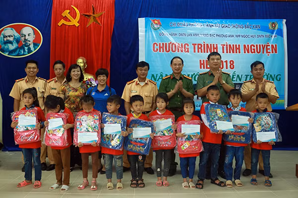 Đại tá Dương Văn Tính, GĐ Công an tỉnh Bắc Kạn cùng các nhà đồng hành trao quà cho các cháu Đại tá Dương Văn Tính, GĐ Công an tỉnh Bắc Kạn cùng các nhà đồng hành trao quà cho các cháu