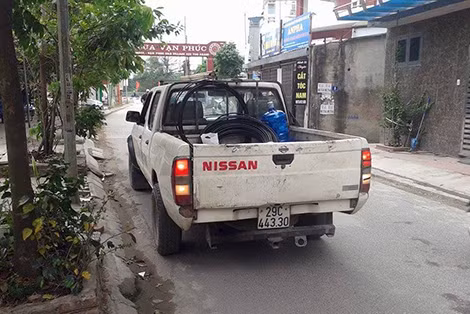 Chiếc xe của tổ công nhân viễn thông bị người dân bàn giao công an xử lí.