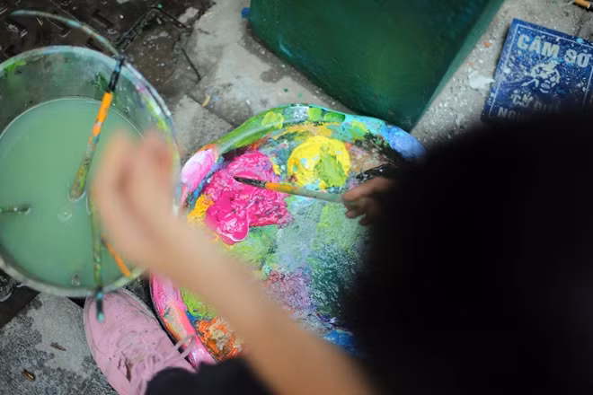 Các họa sĩ dùng sơn Acrylic, loại có độ bền màu cao để vẽ. Vì vậy, màu sắc trên các bốt điện rất nổi bật và có độ bền màu cao.