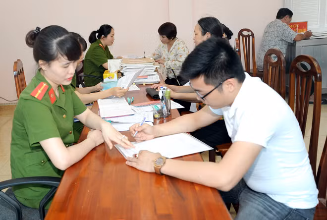 Cán bộ Công an giải quyết thủ tục hành chính liên quan đến cư trú của người dân.