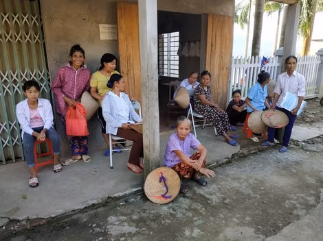 Người dân đang chờ được xét nghiệm máu.