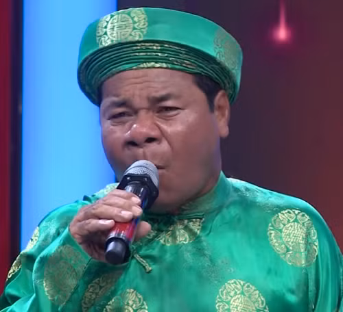 Bảy On biểu diễn đờn miệng trên truyền hình.