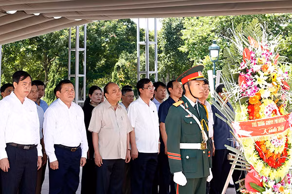 Thủ tướng Nguyễn Xuân Phúc và các đại biểu dâng hương, hoa tưởng nhớ các Anh hùng Liệt sỹ tại Khu di tích Quốc gia đặc biệt Thành cổ Quảng Trị. Ảnh: TTXVN