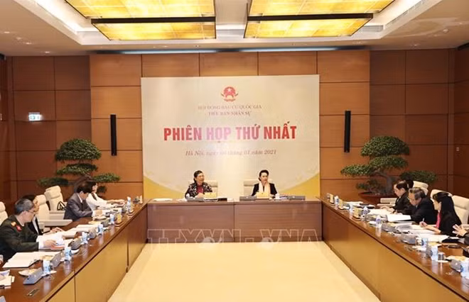 Chủ tịch Quốc hội Nguyễn Thị Kim Ngân và Phó Chủ tịch Thường trực Quốc hội Tòng Thị Phóng chủ trì phiên họp thứ nhất của Tiểu ban Nhân sự, Hội đồng Bầu cử quốc gia. Ảnh: TTXVN