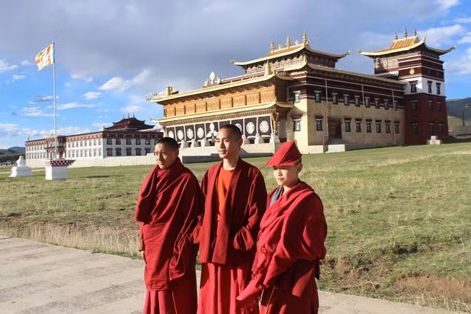 Genrang cùng hai nhà sư khác