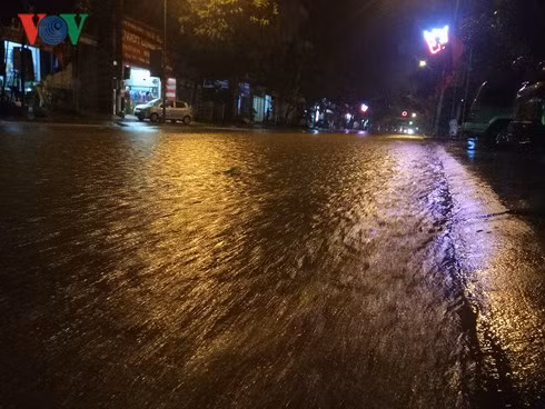 Nước vẫn tràn trên tuyến quốc lộ 6 đoạn qua huyện Mai Sơn trong đêm qua 30-8.