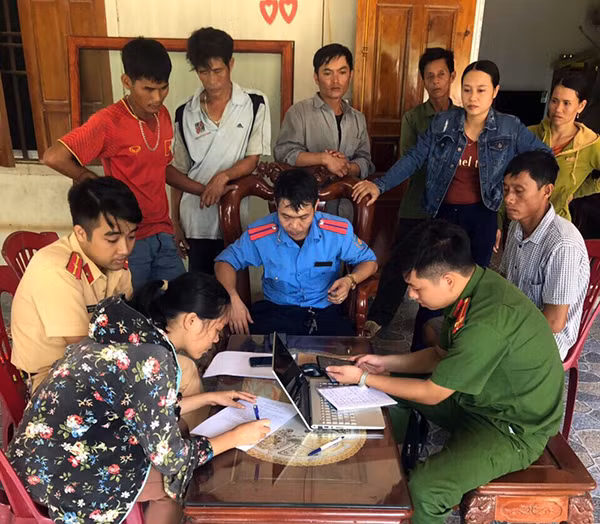 Đoàn liên ngành lập biên bản xử phạt vi phạm hành chính đối với đối tượng vi phạm Đoàn liên ngành lập biên bản xử phạt vi phạm hành chính đối với đối tượng vi phạm