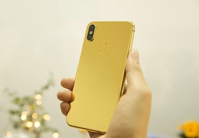Các chuyên gia kỹ thuật của Golden Gift cho biết để "độ" được chiếc iPhone X mạ vàng này khó khăn hơn rất nhiều so với các phiên bản trước như iPhone 6s hay iPhone 7 bởi sự thay đổi về thiết kế mặt lưng bằng kính của iPhone X.