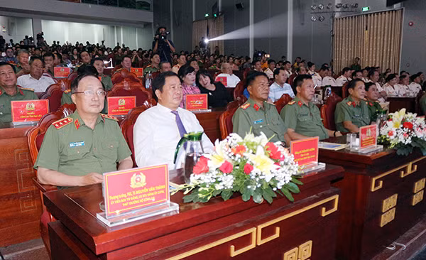 Các đại biểu tham dự lễ khai mạc Hội diễn