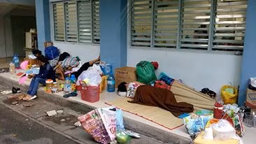Người nhà của họ vạ vật khắp hành lang.