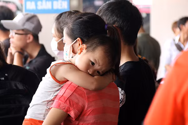 Nhiều bậc phụ huynh khi chứng kiến hình ảnh các em bé mệt mỏi trên vai bố mẹ đều cảm thấy lo lắng bởi chuyến đi đường dài lại trong thời tiết nắng nóng dễ khiến các bé bị ốm.