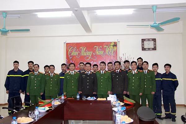 Thứ trưởng Bùi Văn Thành, các thành viên đoàn công tác Bộ Công an và các CBCS Phòng Cảnh sát PCCC số 3 Hà Nội.