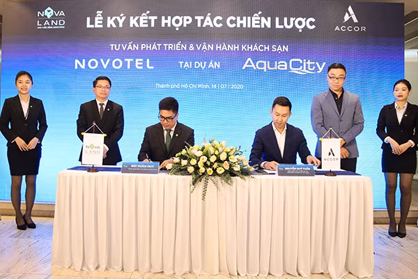 Ông Bùi Xuân Huy – Tổng Giám đóc Tập đoàn Novaland và ông Nguyễn Quý Tuấn – Giám đốc Phát triển Dự án Tập đoàn Accor tại Việt Nam thực hiện nghi thức ký kết hợp tác