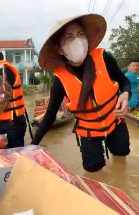 Hình ảnh xúc động khi ca sĩ Thủy Tiên đội mưa bão đến với người dân miền Trung.