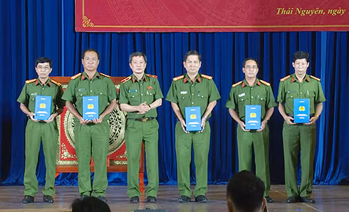 Lãnh đạo Cục C10 tặng quà tri ân cho đại diện các thương binh, thân nhân liệt sỹ.