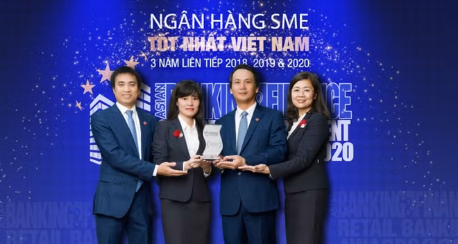 Đại diện BIDV nhận Giải thưởng ngân hàng SME tốt nhất năm 2020