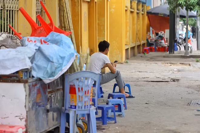 Một quán nước mía trên phố Yên Lãng vắng khách, chỉ còn người chủ ngồi ngóng chờ.