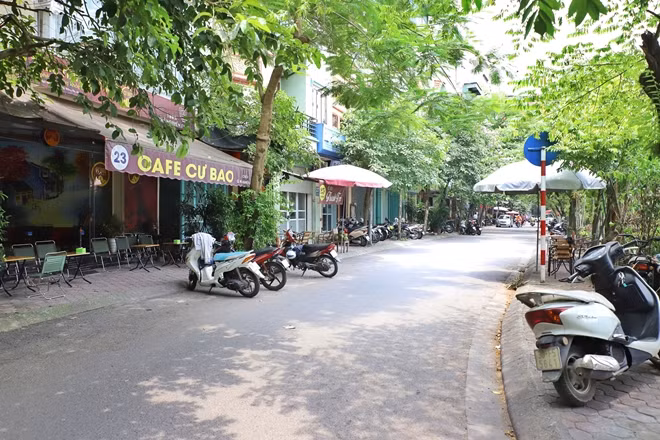 Cái nắng nóng khó chịu của mùa hè khiến đa phần hàng quán hoe vào buổi trưa.