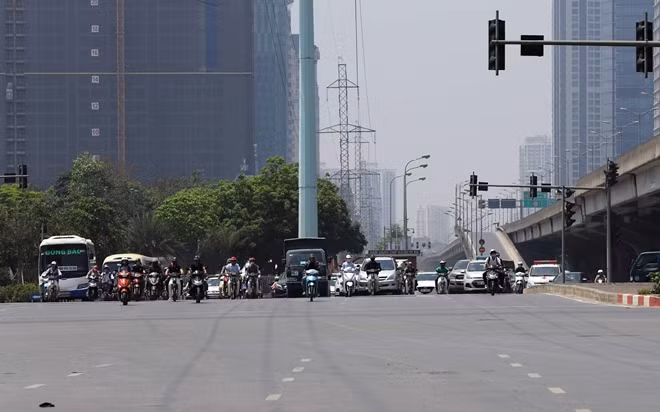 Ảnh hưởng của vùng áp thấp nóng phía tây tiếp tục phát triển và mở rộng về phía đông nam với đới gió tây nam gây hiệu ứng phơn mạnh. Các tỉnh Bắc bộ và Trung bộ nắng nóng gay gắt, có nơi nhiệt độ cao nhất tới 37 - 39 độ C, thậm chí trên 40 độ C. Riêng tại Thủ đô Hà Nội thời tiết nắng nóng đặc biệt gay gắt với nền nhiệt trong ngày có lúc trên 39 độ C (trong bóng râm) kết hợp với hiệu ứng độ thị.