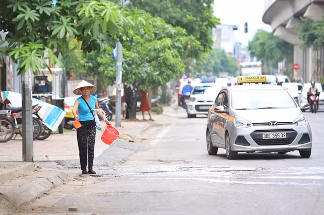 Phố Yên Lãng, người dân liên tục phải tạt nước ra đường để giảm nhiệt hầm hập bốc lên từ mặt đường.