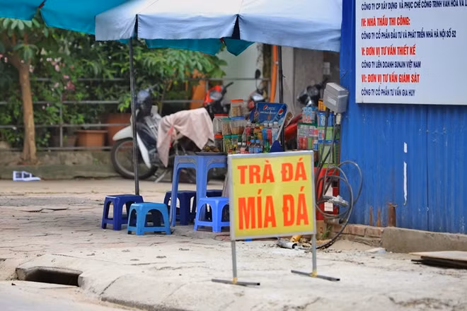 Quán trà đá trên phố Thái Thịnh vào thời điểm 12h trưa không một người khách nào dừng chân.