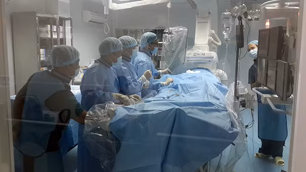 Bác sĩ BV Thống Nhất hỗ trợ BV Đa khoa tỉnh Phú Yên trong kĩ thuật chụp mạch vành.