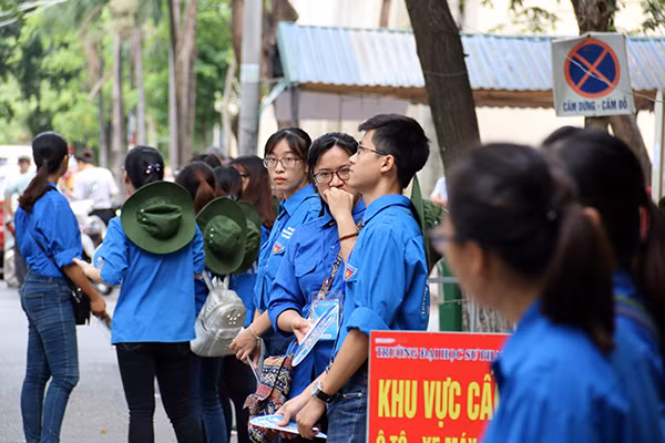 Lực lượng thanh niên tình nguyện túc trực tại 112 điểm thi trên địa bàn TP Hà Nội, đảm bảo cho kỳ thi diễn ra an toàn, thuận lợi.