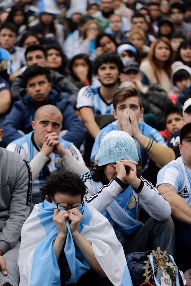 Sự thất vọng cùng cực của các cổ động viên Argentina tại Fanzone ở Nga.