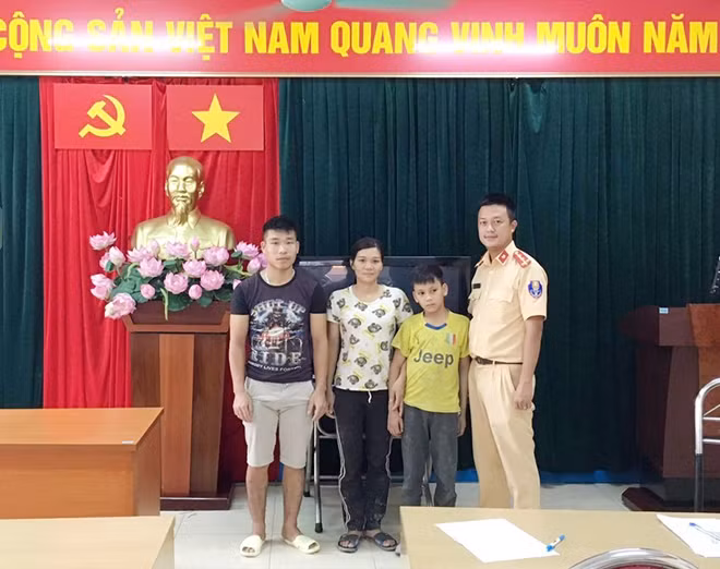Niềm vui của gia đình chị Soan khi đến đón con tại trụ sở Đội CSGT số 14.