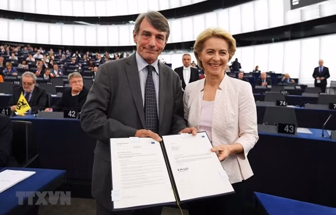 Chủ tịch Nghị viện châu Âu David-Maria Sassoli (trái) chúc mừng tân Chủ tịch Ủy ban châu Âu (EC) Ursula von der Leyen.