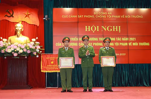 Thứ trưởng Nguyễn Duy Ngọc trao tặng danh hiệu Chiến sĩ thi đua toàn lực lượng cho 2 cá nhân