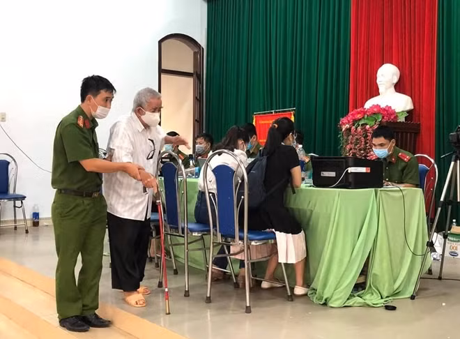 Các đoàn viên, thanh niên Công an tỉnh Thừa Thiên-Huế tận tình giúp đỡ người dân làm thủ tục cấp CCCD.