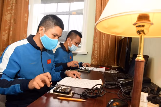 Thực hành thu, phát tin. Ảnh: Báo QĐND