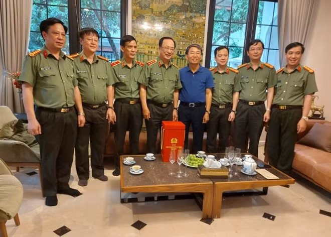 Thứ trưởng Nguyễn Văn Thành thăm, tặng quà Trung tướng Trần Bá Thiều, nguyên Tổng cục trưởng Tổng cục Chính trị CAND.