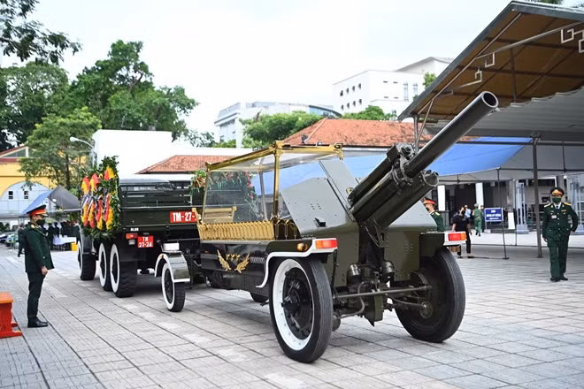 Trước nhà tang lễ, cỗ linh xa, đoàn xe tang, đội tiêu binh đã vào vị trí sẵn sàng chuẩn bị tiễn đưa nguyên Tổng bí thư Lê Khả Phiêu về nơi an nghỉ cuối cùng. Thủ tướng Nguyễn Xuân Phúc thay mặt Ban Tổ chức Lễ quốc tang sẽ đọc điếu văn tiễn biệt nguyên Tổng bí thư Lê Khả Phiêu.