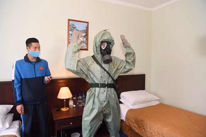 VĐV Quách Thanh Hoàng thực hành thao tác mang mặc khí tài phòng hóa OZK. Ảnh: Báo QĐND