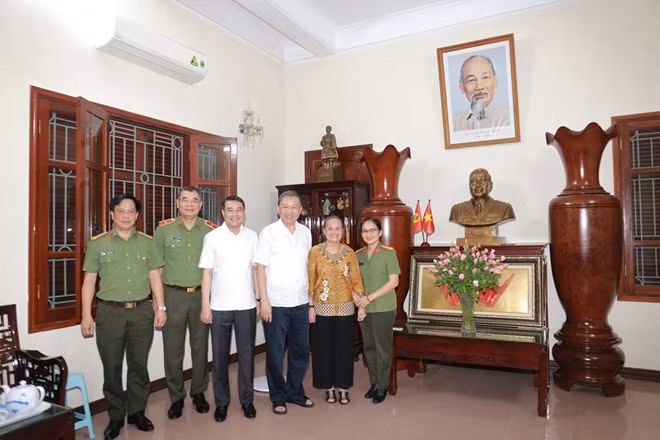 Bộ trưởng Tô Lâm thăm hỏi gia đình cố Bộ trưởng Lê Minh Hương.