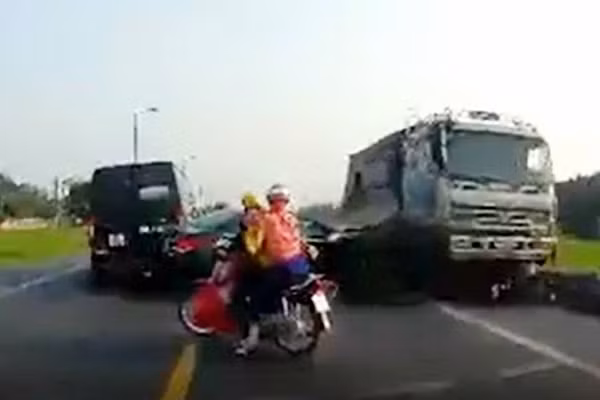 Hình ảnh vụ tai nạn được camera ghi lại.