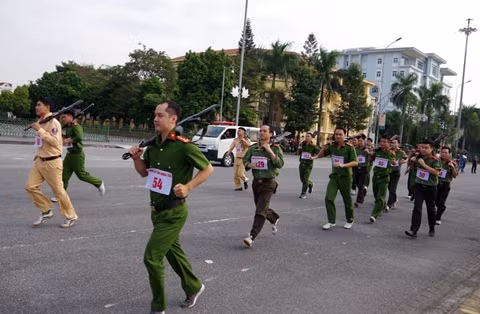Hàng trăm CBCS Công an tỉnh Thừa Thiên-Huế tham gia giải chạy vũ trang - việt dã ảnh 6
