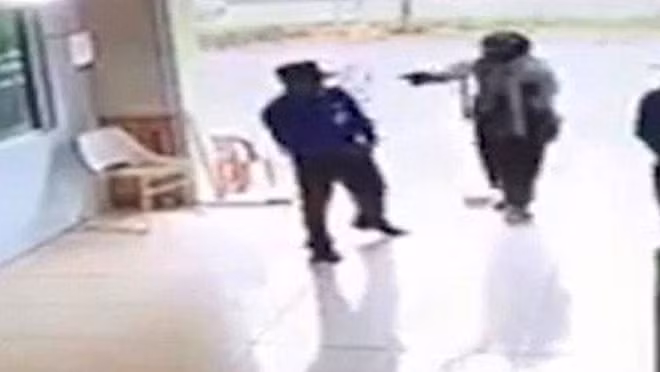 Hình ảnh đối tượng bịt mặt rút súng bắn nhân viên bảo vệ được camera an ninh ghi lại