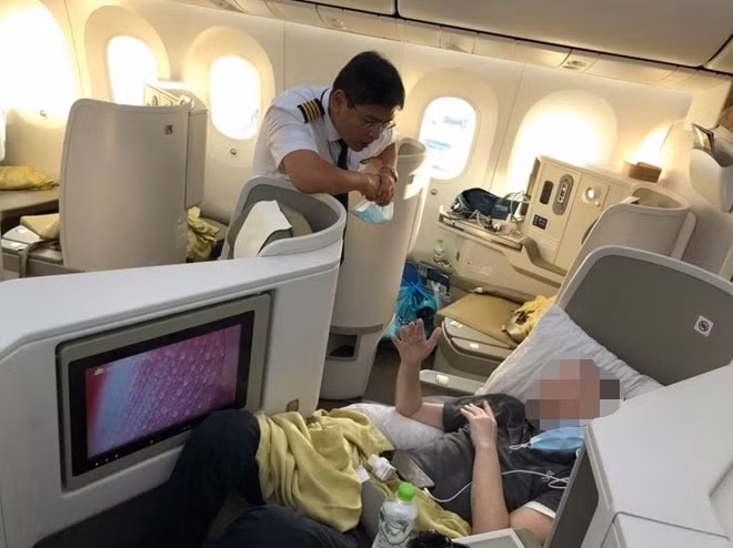 Trên máy bay, phi công người Anh ngồi khoang thương gia. Hãng hàng không cũng sắp xếp ghế đồng hạng cho 3 bác sĩ đi cùng, bố trí vị trí để 6 bình ô xy trên khoang phục vụ cho phi công này trên hành trình bay từ Hà Nội tới London.