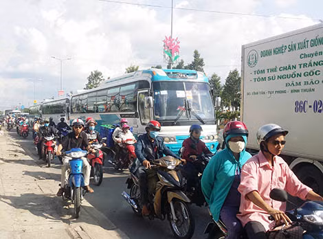 Một số hình ảnh Phóng viên ghi nhận tại điểm ùn tắc giao thông. Một số hình ảnh Phóng viên ghi nhận tại điểm ùn tắc giao thông.