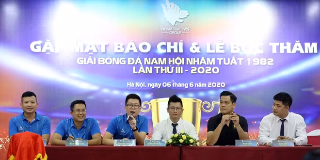 Ban Tổ chức Giải bóng đá Nhâm Tuất 1982 trao đổi thông tin với báo giới