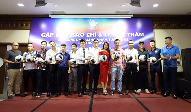 Đại diện các đội cùng Ban tổ chức giải đấu.
